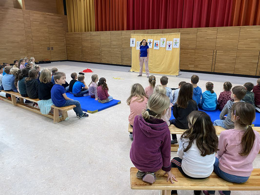 Die zweiten Klassen bei der Aufführung von der Nein-Tonne