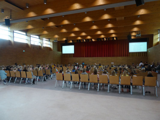 Alle Schülerinnen und Schüler in der Halle