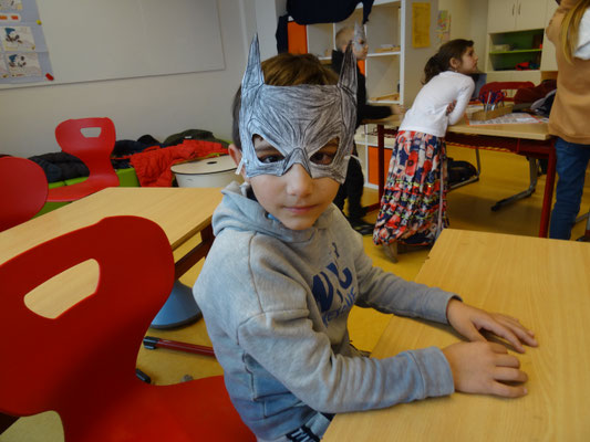 Eine Junge mit einer Batman-Maske