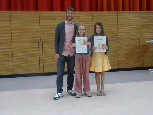 Herr Laufer mit den beiden Jahrgangsbesten