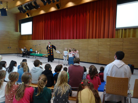 Ein paar Kinder zeigen ein einstudiertes Theaterstück