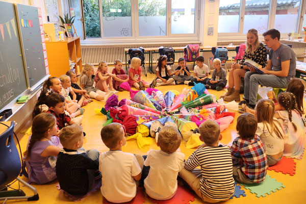 Die erste Schulstunde im Klassenzimmer bei den Dinos