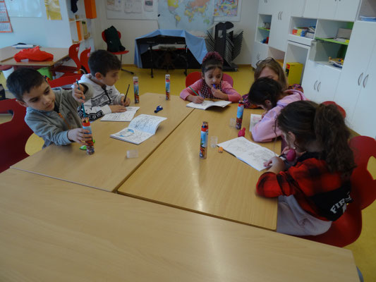 Alle Kinder malen begeistert mit ihren neuen Stiften in ihren Malbüchern