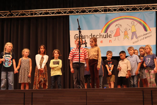 Die Klasse 3b trug das Gedicht: Wenn ein Löwe in die Schule geht... vor