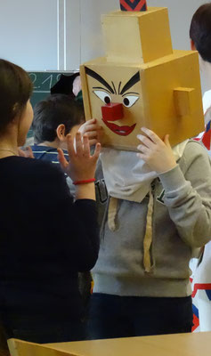 Ein Kind probiert die Maske von einem Holzklötzle