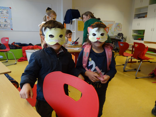 2 Kinder mit Katzenmasken