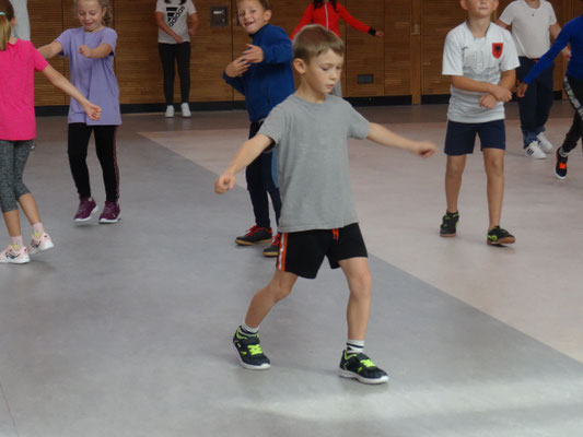 Junge beim Training von Tanzschritten