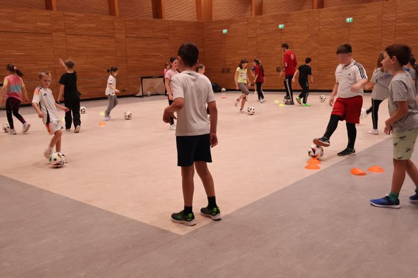 Die Kinder hatten großen Spaß beim Ausprobieren mit dem Ball