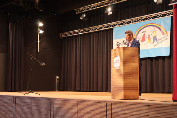 Rektor Laufer begrüßt die Kinder und Eltern