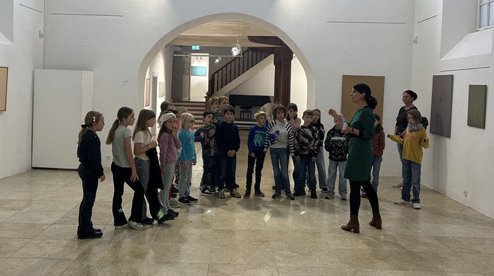 Alle lauschen gespannt der Museumsexpertin