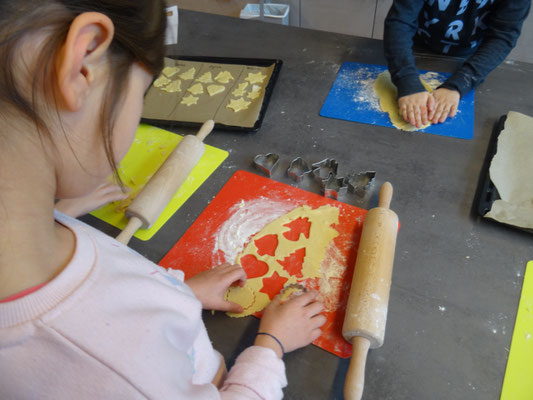 Kinder backen Weihnachtsplätzchen in der Schulküche