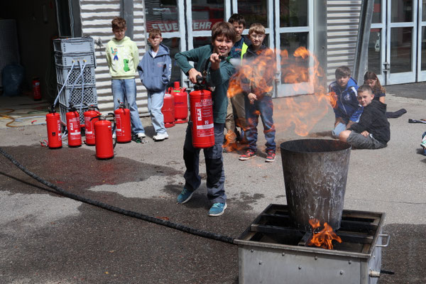 Beim Feuer löschen