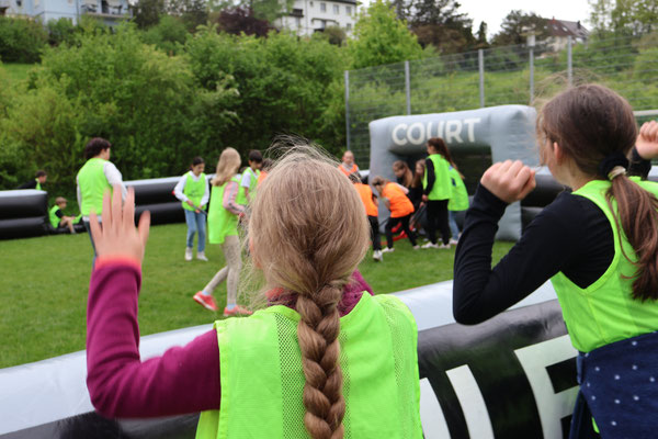 Die anderen Kinder feuerten ihre MitschülerInnen an