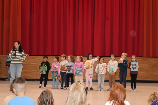 Frau Baumgärtner stellt die neuen Bücher vor