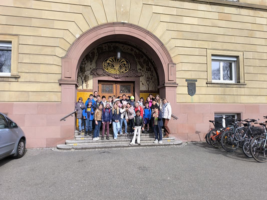 4b vor dem Haupteingang der Schule