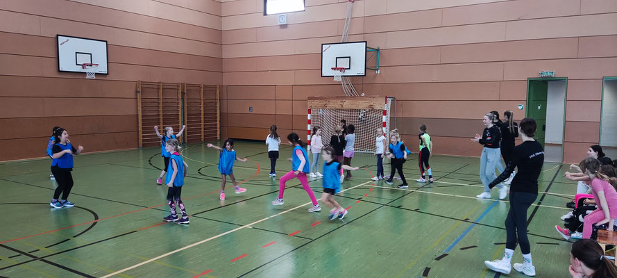 Verschiedene Teams erproben das geübte in einem Handballspiel