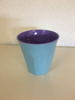 Uni hellblau/violett; H: 7.5 cm, Durchmesser: 7.5 cm, Fr. 5.--