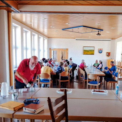 Man lässt sich Kaffee und Kuchen schmecken