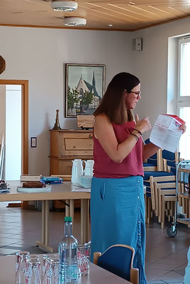 Frau Köhler erklärt die Notfallmappe