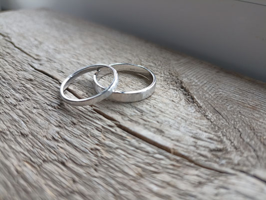Silberne schmale Ringe mit Hammerschlagstruktur