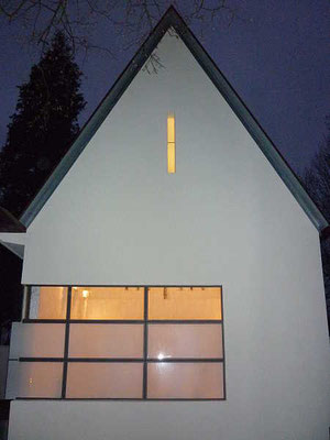 Fenster der Kapelle / Beleuchtung im Advent