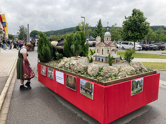 Festwagen mit Modell 