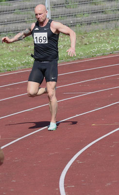 Leider hat sich Arne Wendler vom RLC bei seinem 200m Lauf eine Verletzung zugezogen.