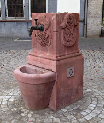 Löwenbrunnen, Fahrgasse vor dem Haus Nummer 27