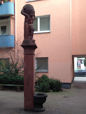Atlasbrunnen, Am Weckmarkt 2 im Hof