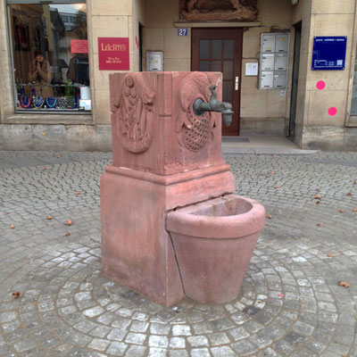 Löwenbrunnen, Fahrgasse vor dem Haus Nummer 27
