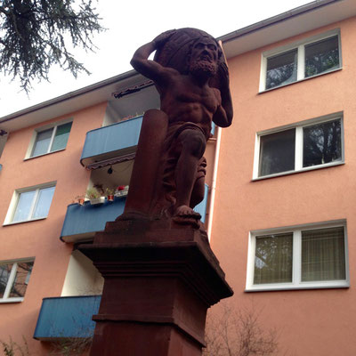 Atlasbrunnen, Am Weckmarkt 2 im Hof