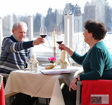 Haus am See zwei Personen posten sich zu