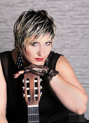 Portrait einer Musikerin kut Gitarre