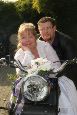Das Brautpaar mit Motorrad