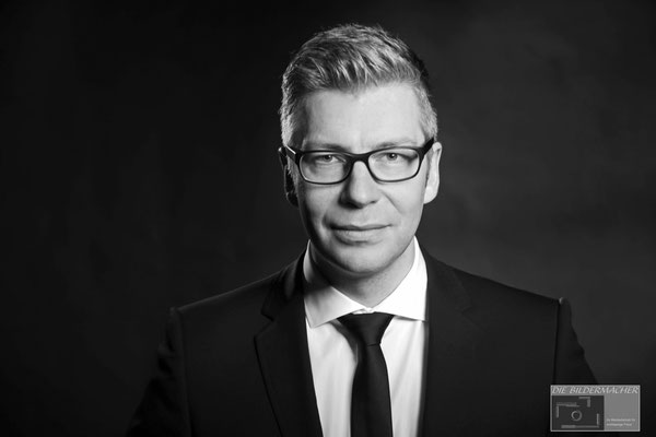 modernes Businessportrait in schwarzweiß