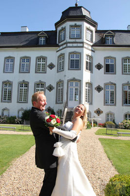 Brautpaar tanzt Tango im Park von Schloss Zweibrüggen