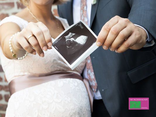 schwangere Bräute sollte ihr letztes Ultraschallbild nicht vergessen mit einzubinden ins gemeinsame Fotoshooting