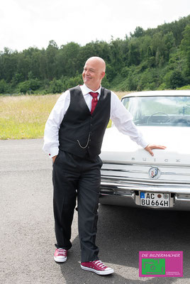 Bräutigam mit Oldtimer