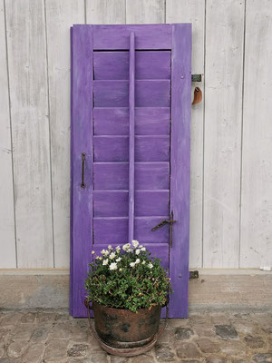 violetter antiker Fensterladen
