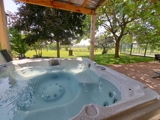 Gîte de groupe 14 personnes avec piscine et spa dans la Loire