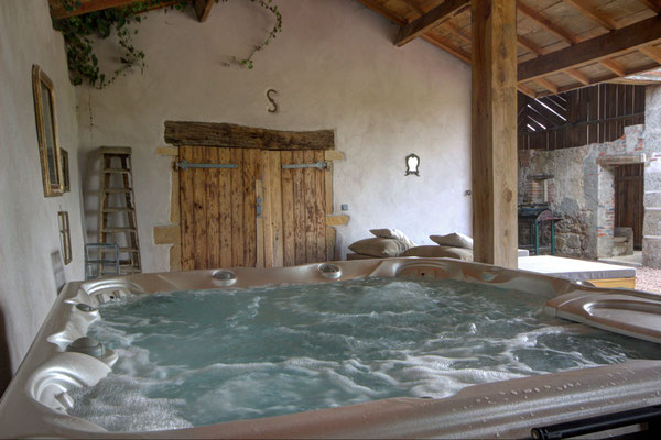 Gîte de groupe 14 personnes avec piscine et spa dans la Loire