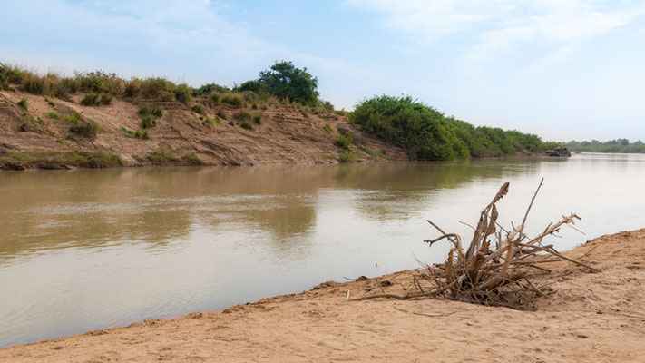 Milieu du Pluvian fluviatile sur la White Volta River vers le village de Daboya