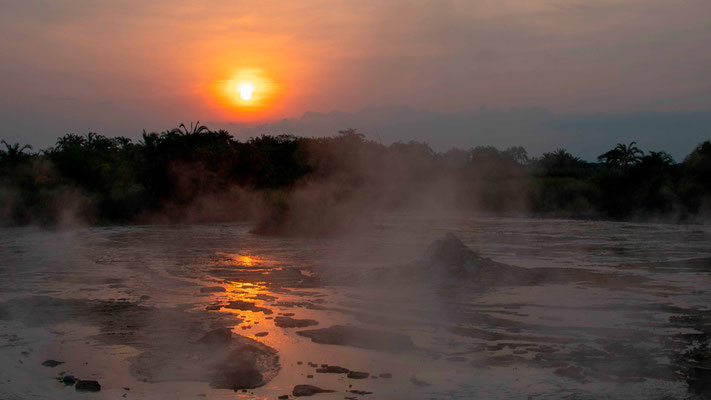 Coucher de soleil sur les sources d'eau chaude de Semuliki