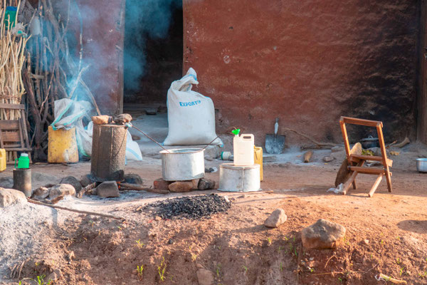 Distillerie artisanale au bord de la route dans la ville de Moroto