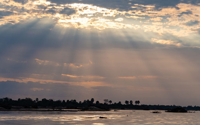 Coucher de soleil sur le fleuve Rufiji. Parc national de Selous