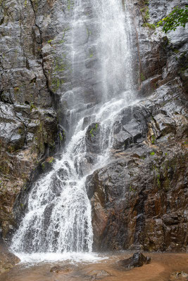 Cascade dans la montagne