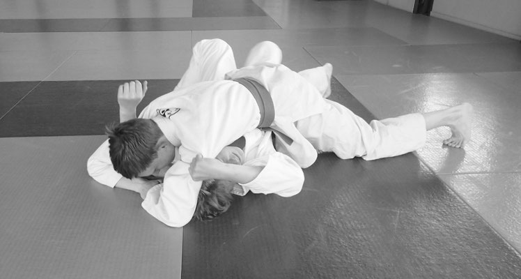 Judo - Impressionen aus dem Training - Tori kontrolliert Uke mit Festhalter am Boden