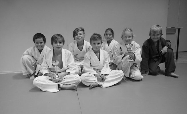 Judo - Gruppenbild der erfolgreichen Wettkampfteilnehmenden