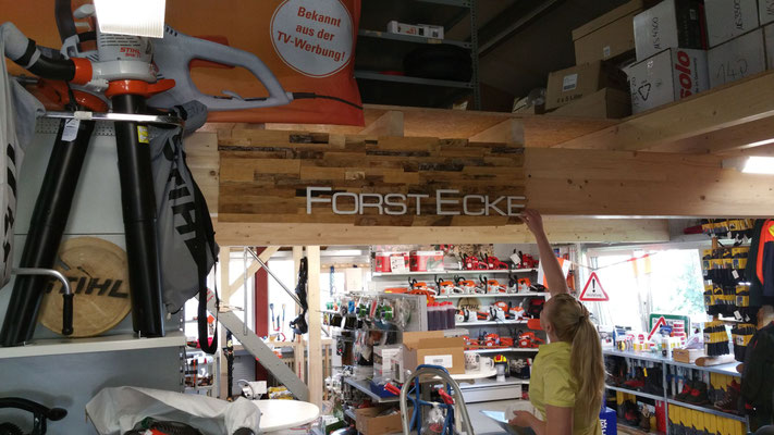 Echtholz Multilayerschild mit gefrästen Buchstaben