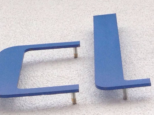Fräsbuchstaben gefräste Buchstaben Fassadenbeschirftung Acrylbuchstaben CNC Fräsen StyleWerk Werbetechnik 